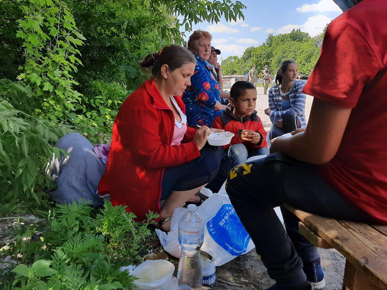 KPVV Novotroitsk. Volunteers of the Proliska humanitarian mission feed a family that cannot cross the contact line.