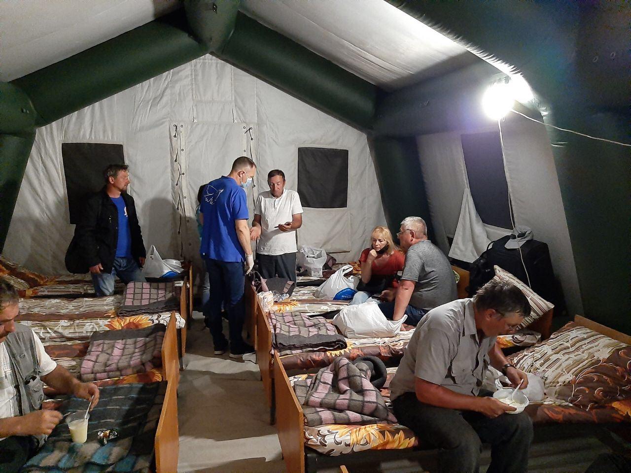 KPVV Novotroitsk. People are preparing to spend the night in a tent.